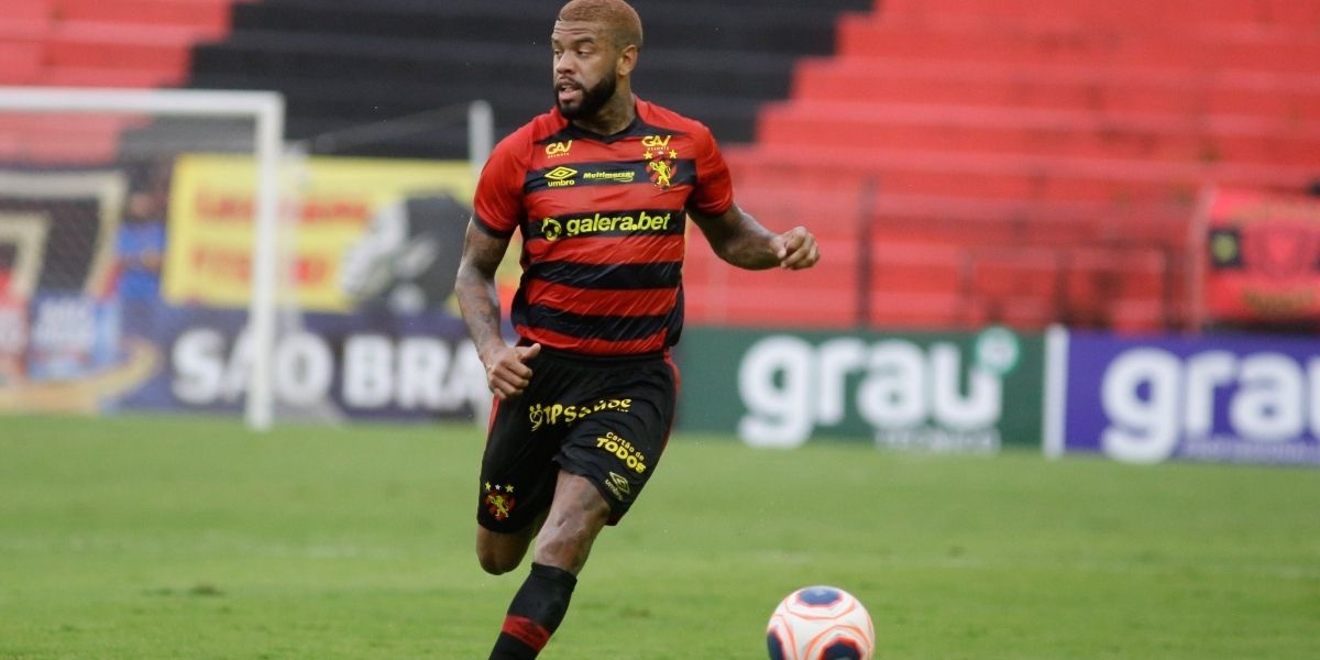 Tavares aparece como opção no meio, vira titular e ‘agrada’ no Sport