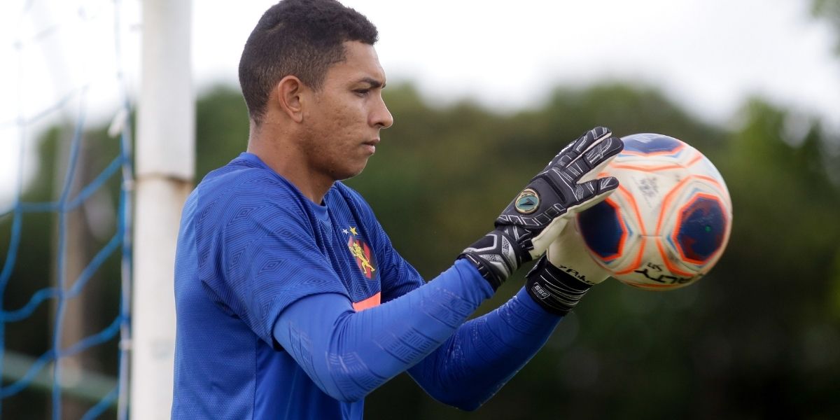 Destaque em clássico, Mailson sai de novo sem levar gol e exalta trabalho