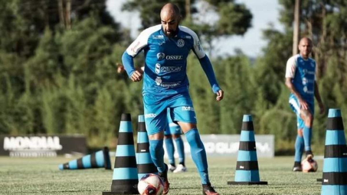 Sampaio anuncia Daniel Costa, Zé Mario e mais quatro reforços