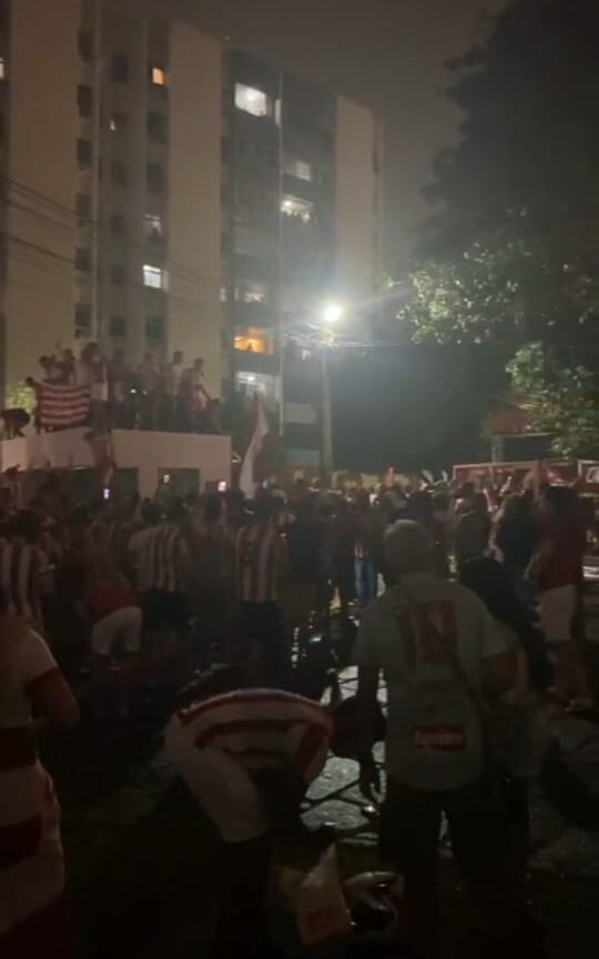 Torcida do Náutico faz festa com jogadores e aglomera em frente aos Aflitos 1 Posts
