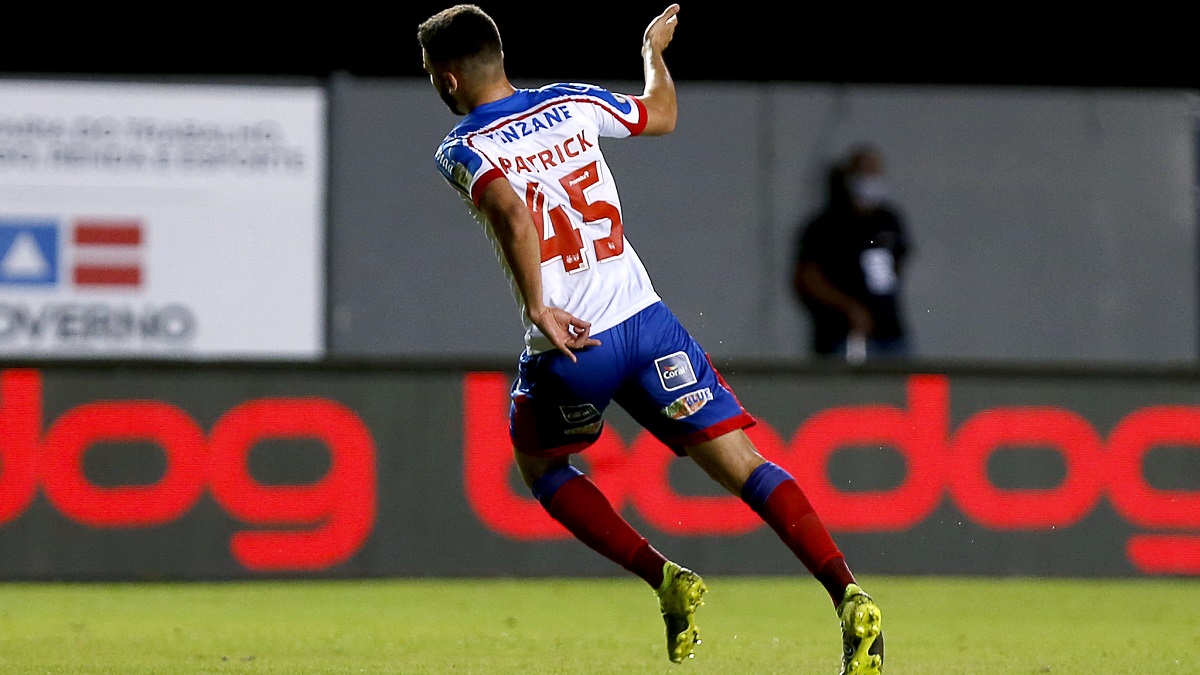 Com um a mais desde o 1ºT, Bahia vence Athletico e entra no G4
