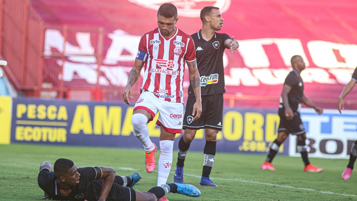Com dores na coxa, Kieza desfalca Náutico contra o CRB. Camutanga também fica fora