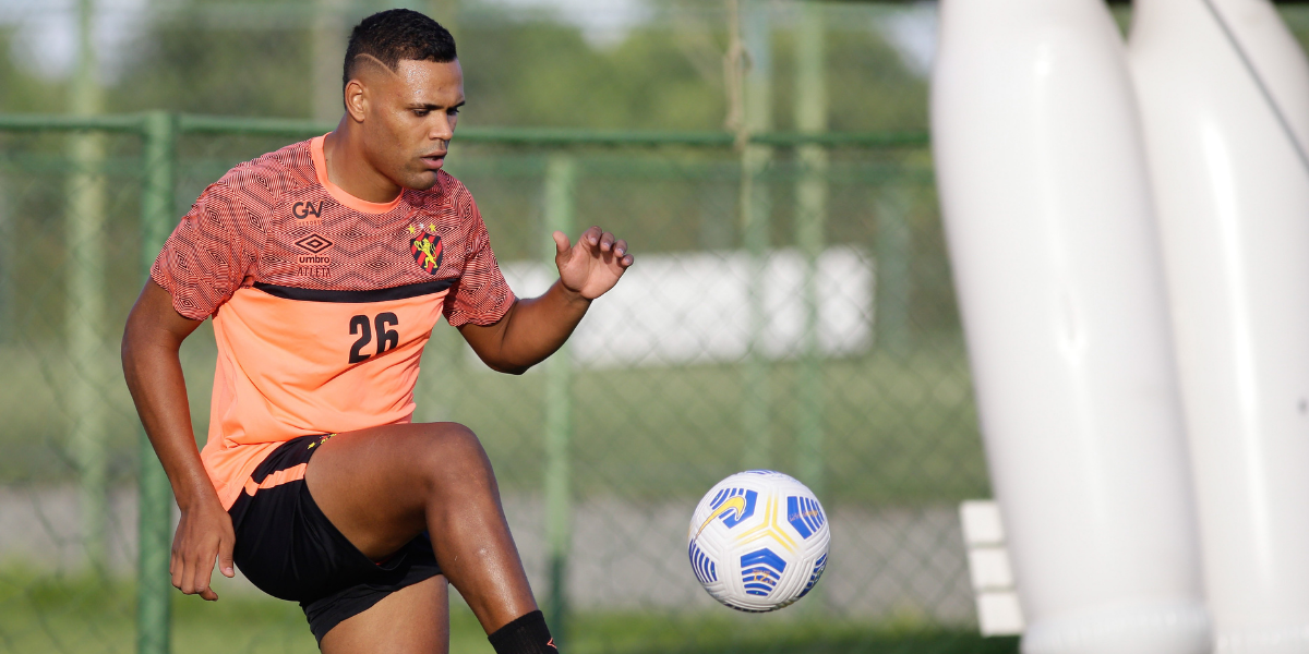 Após punição, Mikael aprimora físico e pode pintar no Sport ante Cuiabá