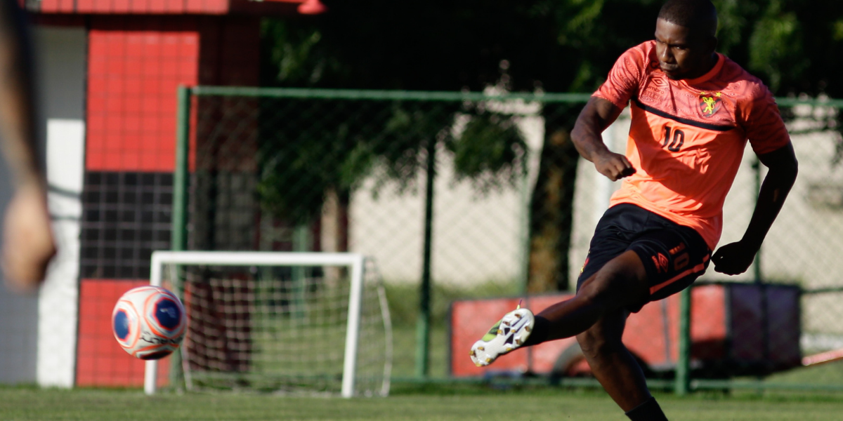 Teste de Covid-19 dá negativo e Toró retorna aos treinos no Sport
