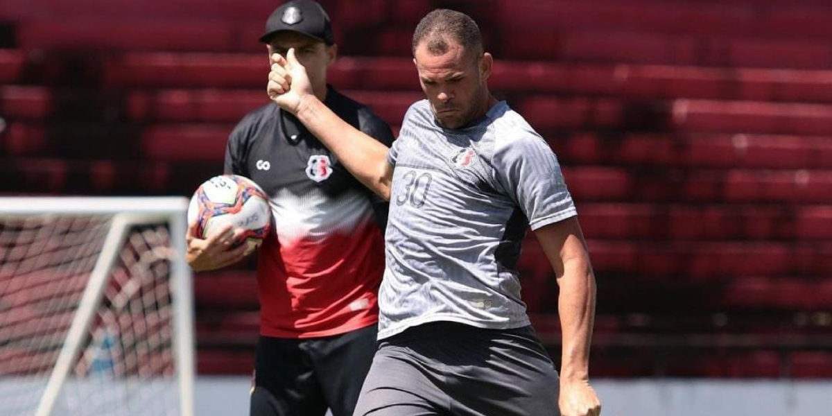 Wallace treina com bola e reforça Santa diante do Ferroviário