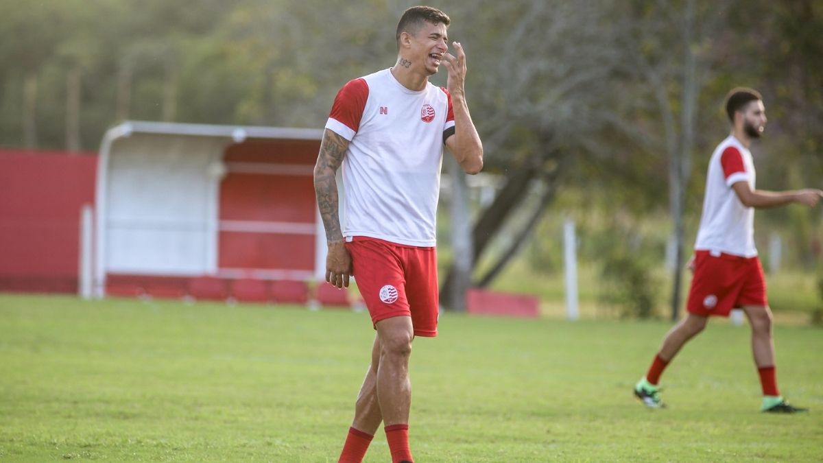 Dupla de zaga dá liga e recebe  elogios de Hélio no Náutico: ‘Gosto muito’