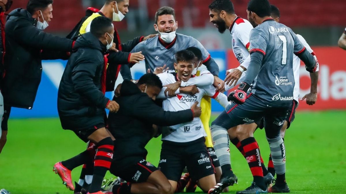 Letal, Vitória bate Inter fora e avança às oitavas da Copa do Brasil