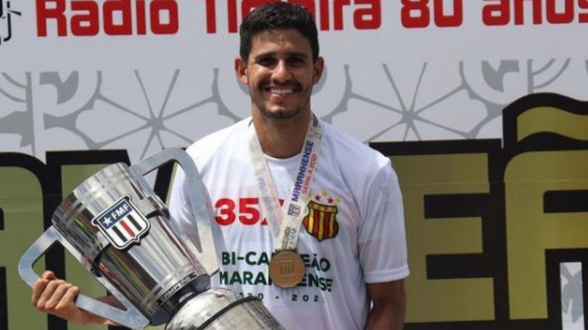 Victor Oliveira chega a acerto com o Santa Cruz e desembarca no Recife nesta segunda