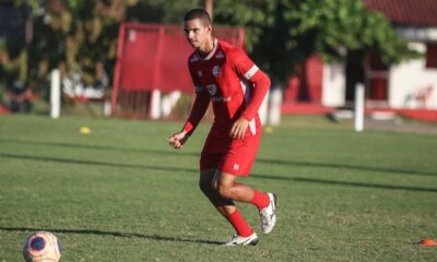 Osvaldo posa em foto com escudo do Ceará escondido e recebe críticas da  torcida do Fortaleza - NE45