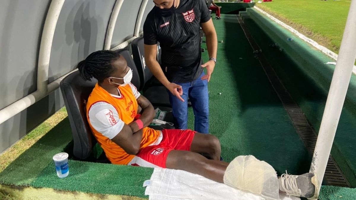 Mesmo com dores, Hyuri viaja com o CRB e pode enfrentar Avaí