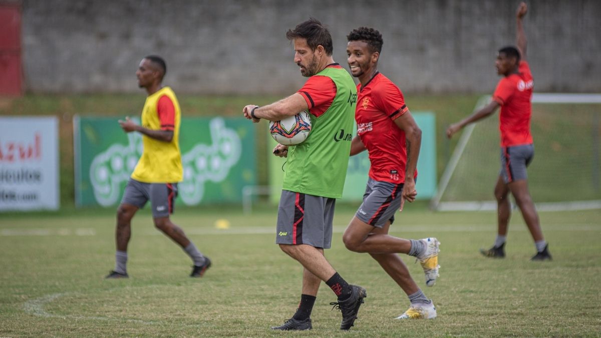 Visando Botafogo, Vitória inicia trabalhos táticos