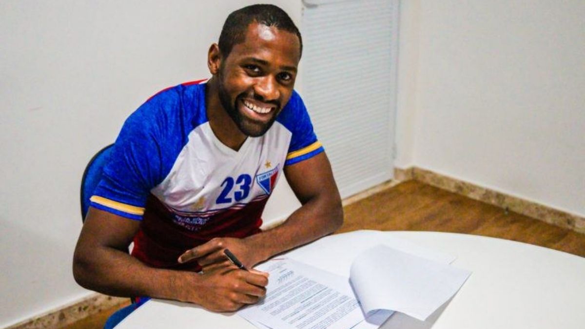 Fortaleza anuncia renovação com ídolo Tinga até fim de 2023