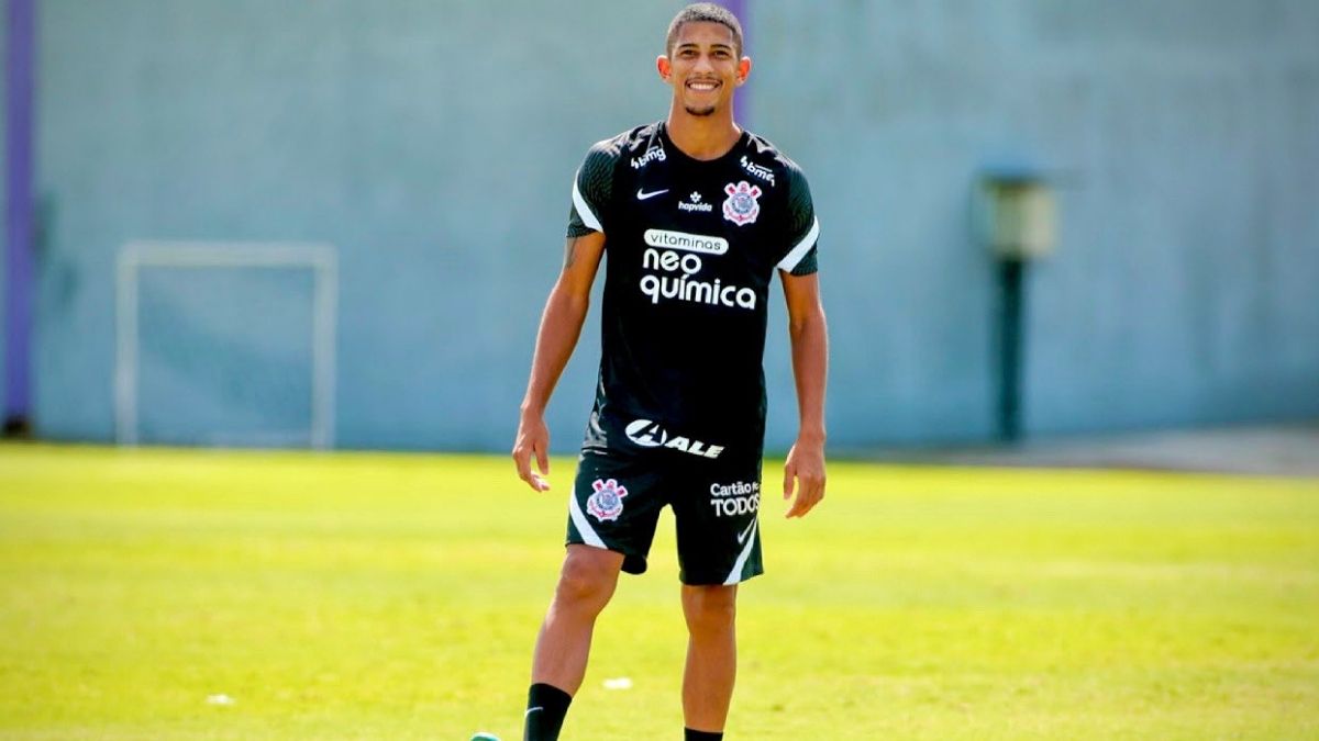 Náutico tenta junto ao Corinthians a contratação do lateral direito Igor Formiga