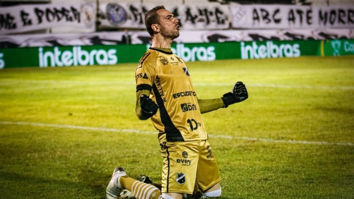 Goleiro Welligton testa positivo para Covid-19 e desfalca ABC no jogo de ida da final do Potiguar