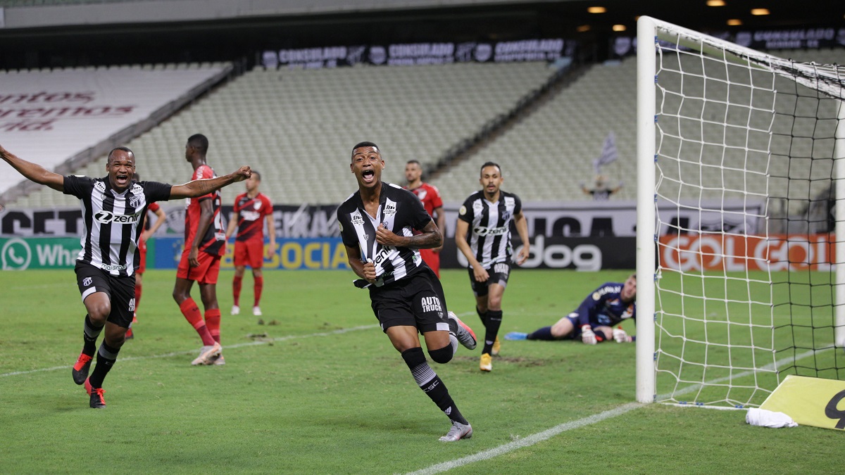 Ceará marca nos acréscimos, vence o Athletico e entra no G6