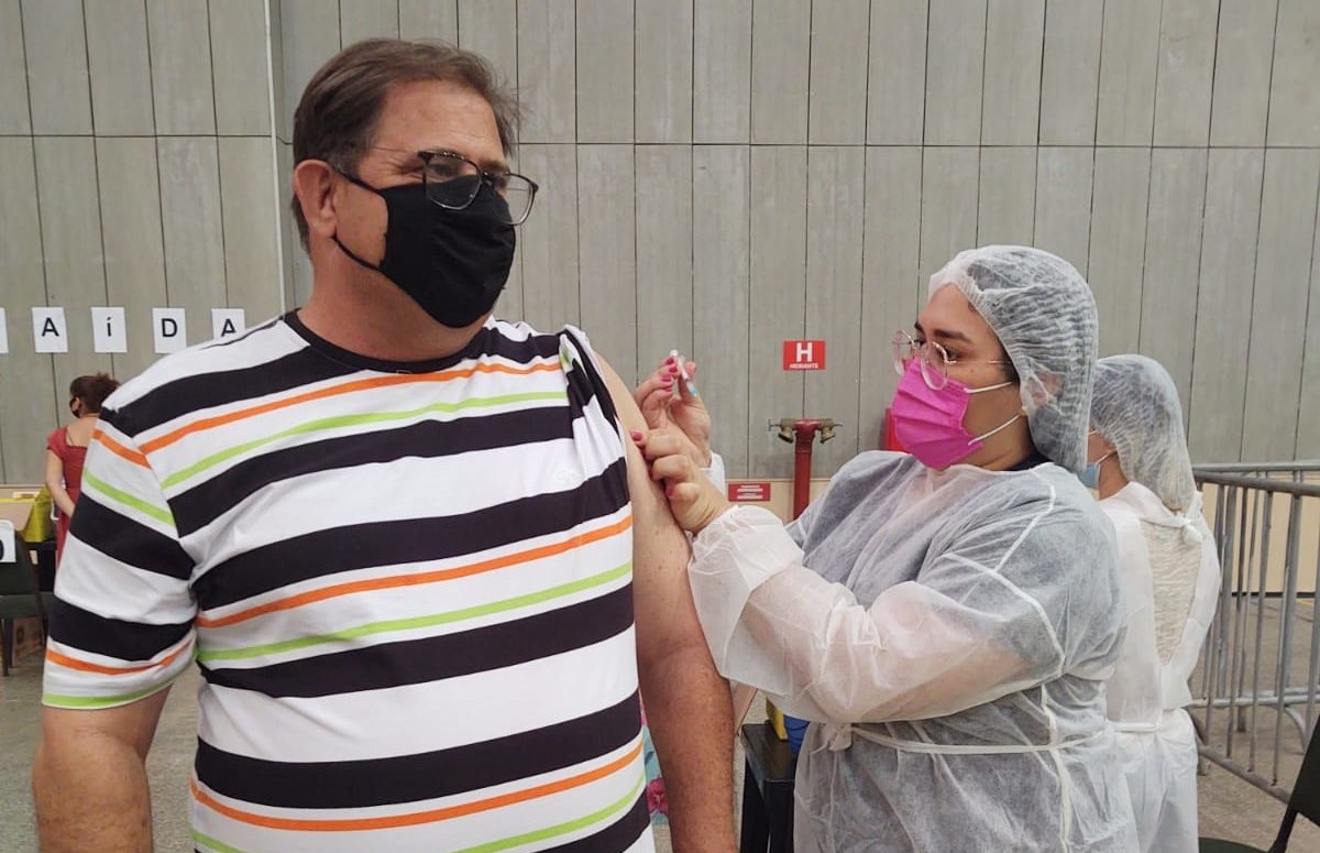 Guto Ferreira recebe segunda dose da vacina contra a Covid-19
