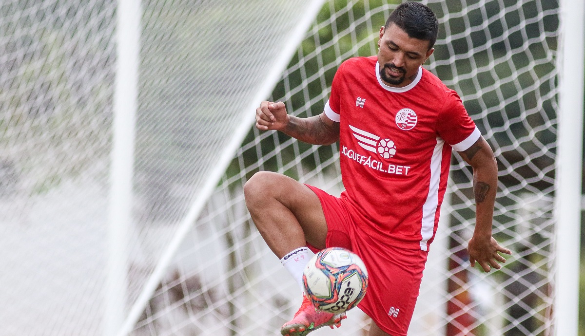 Em recuperação da Chikungunya, Kieza realiza treino com bola