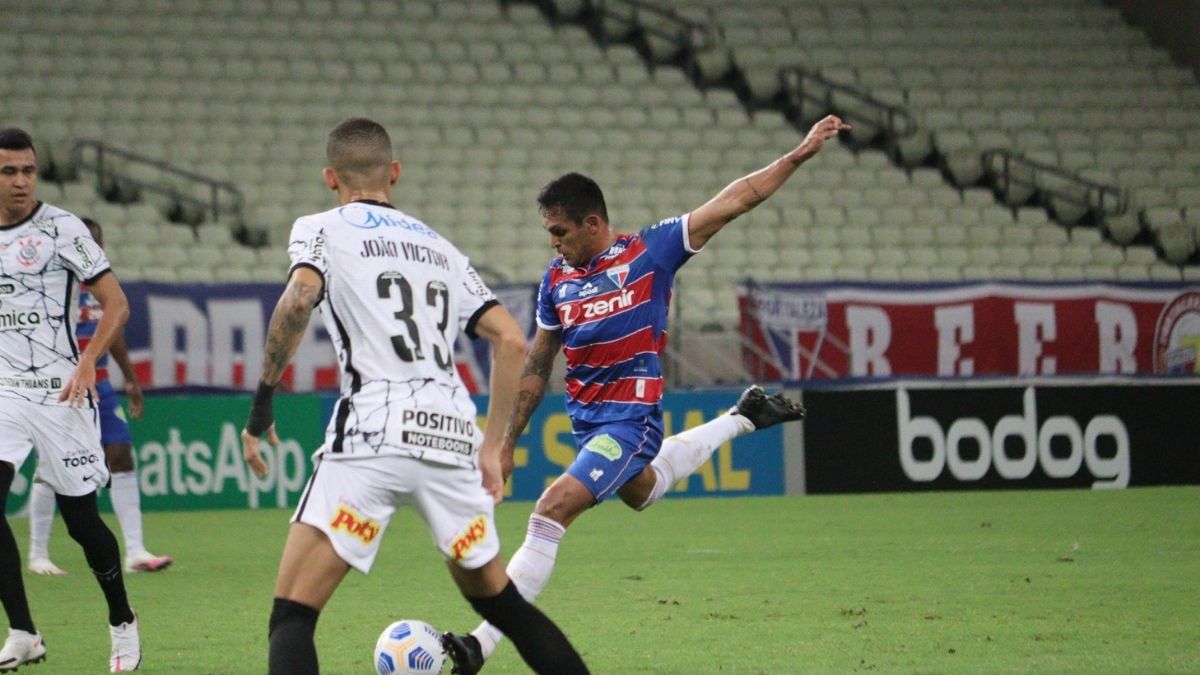 Robson marca golaço, Fortaleza vence Corinthians e volta ao G4 da Série A