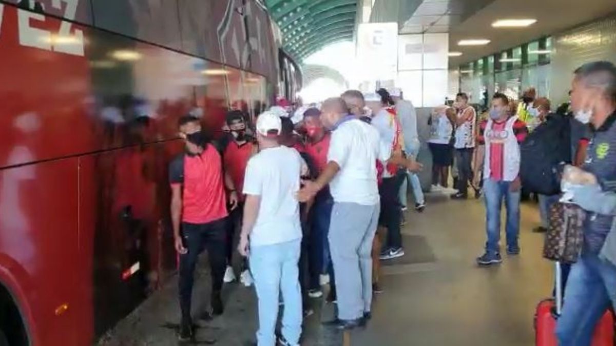 Vitória recebe pressão de organizada em embarque; veja vídeo