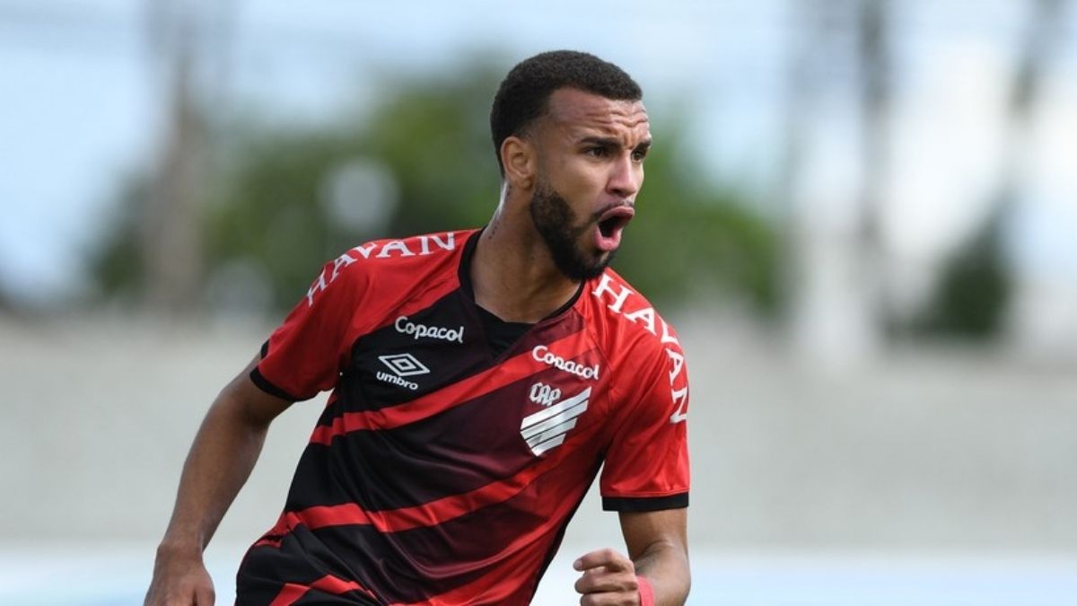 Presidente do CSA cita parceria e observa dez jogadores do Athletico, dentre eles Jajá