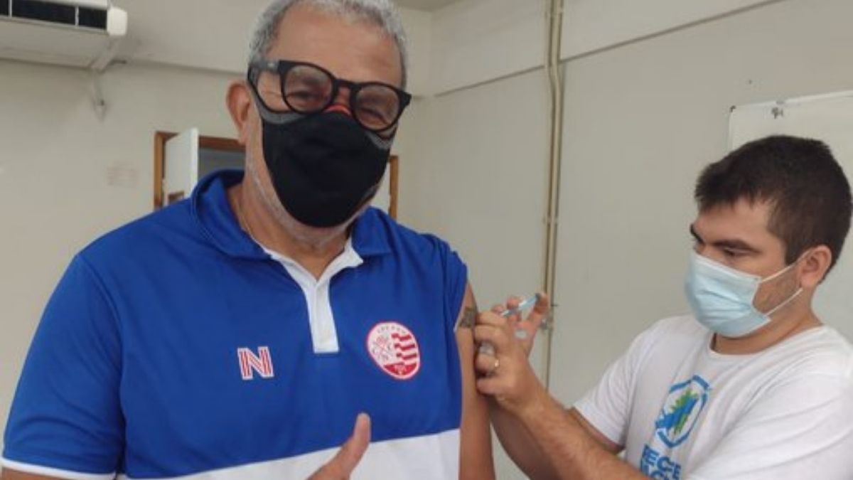 Hélio dos Anjos toma 2ª dose de vacina contra Covid-19 e comemora