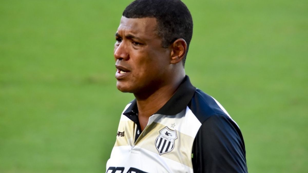 Após seis jogos, Júnior Baiano deixa o comando técnico do Central