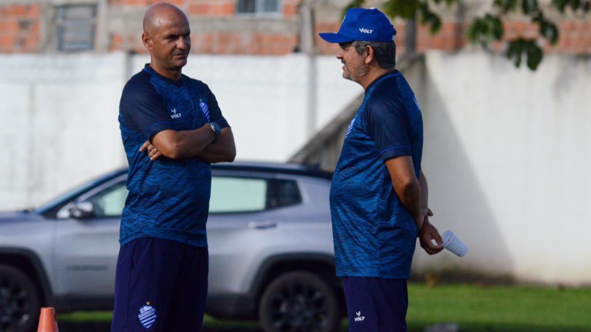 CSA anuncia desligamento do treinador Adriano Rodrigues apenas 3 semanas após efetivação 3 Ney Franco (D) e Adriano Rodrigues (E), do CSA