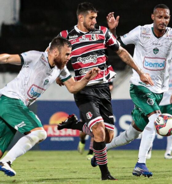 Bruno Moraes, do Santa Cruz, contra o Manaus