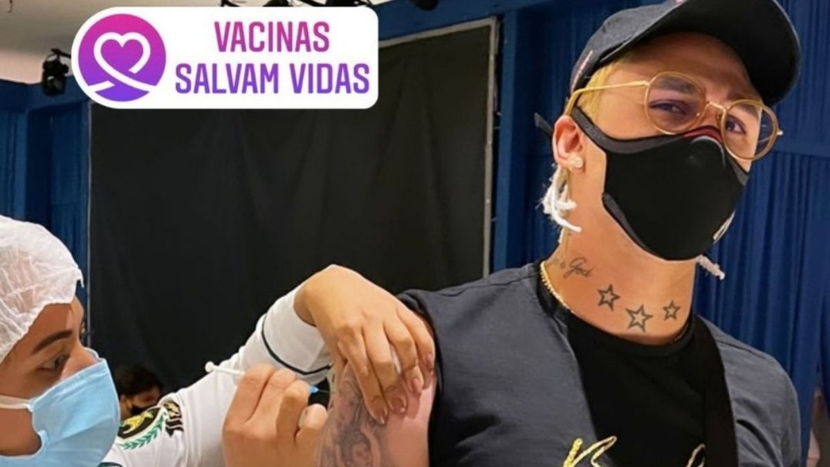 Vina recebe primeira dose da vacina contra a Covid-19 e posta na Internet: ‘Viva a ciência’