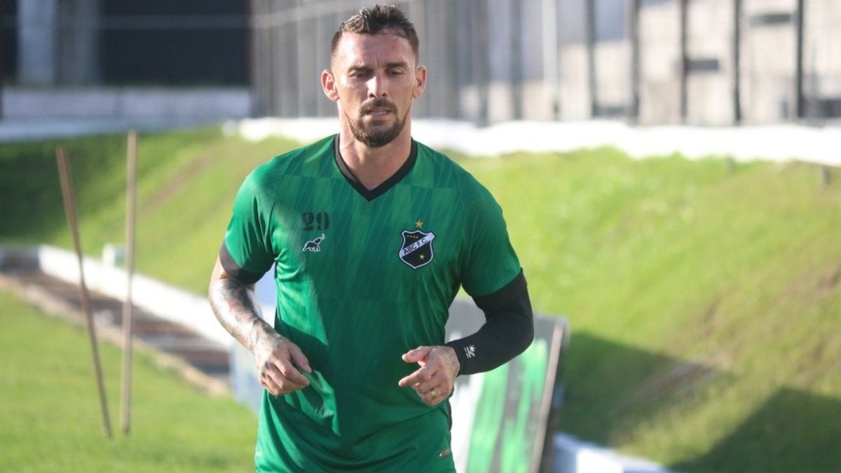 Zagueiro Suéliton é regularizado e pode fazer estreia pelo ABC neste sábado