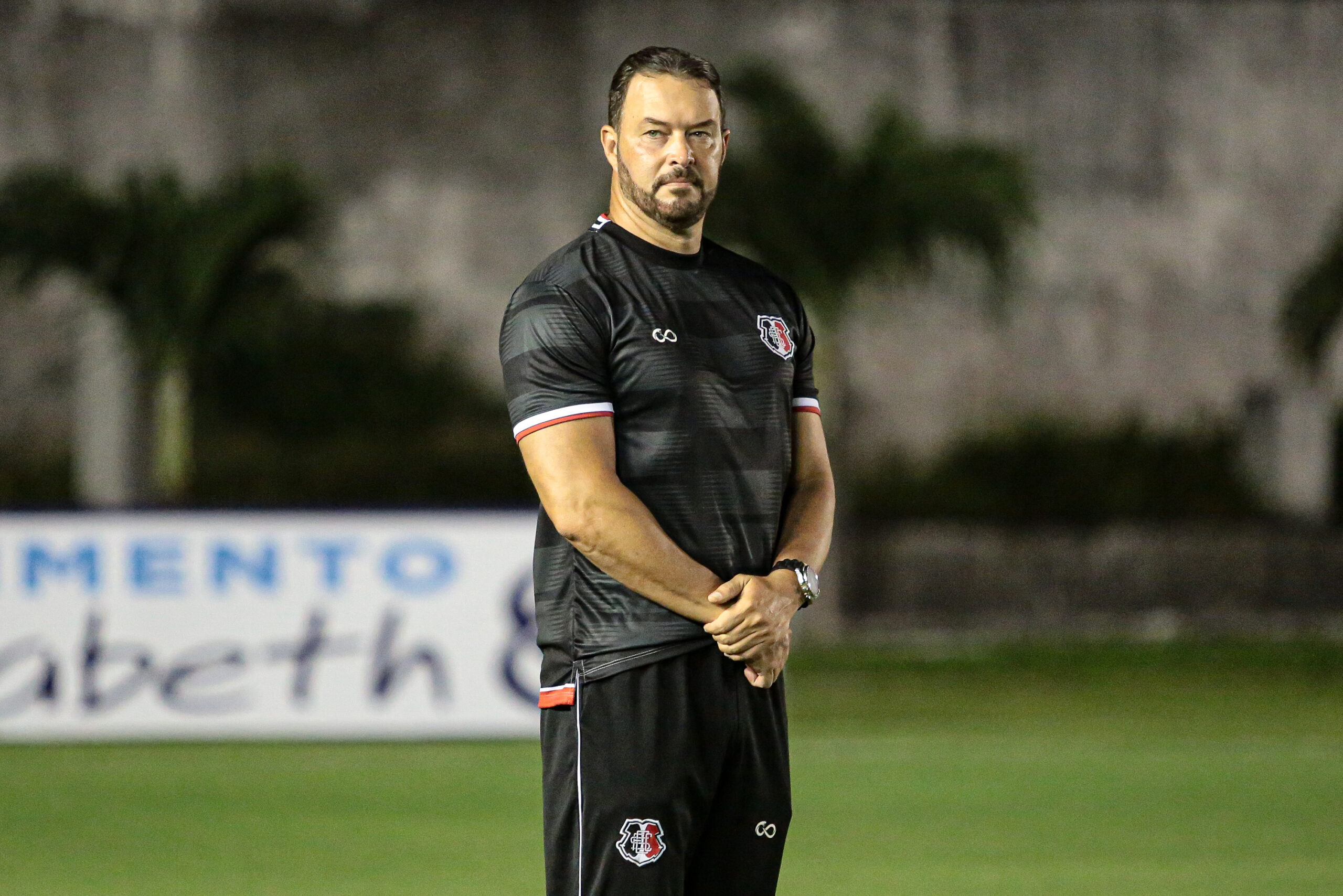 Melancólico, Roberto lamenta provável rebaixamento e deixa futuro em aberto no Santa