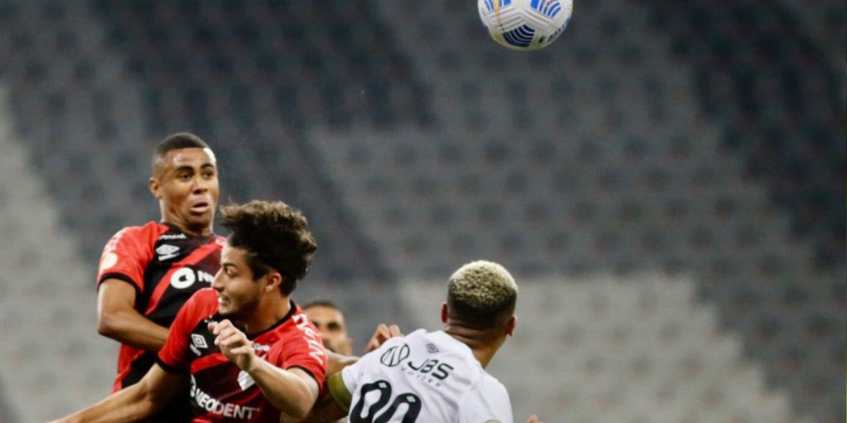 Mikael lamenta bola na trave e valoriza ponto para o Sport