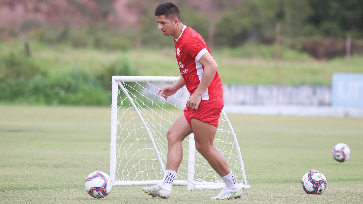 Em jejum de gols, Paiva pode perder posição no ataque do Náutico