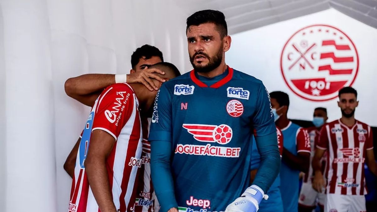 Com trauma no joelho, Alex Alves é dúvida no Náutico para enfrentar o CRB