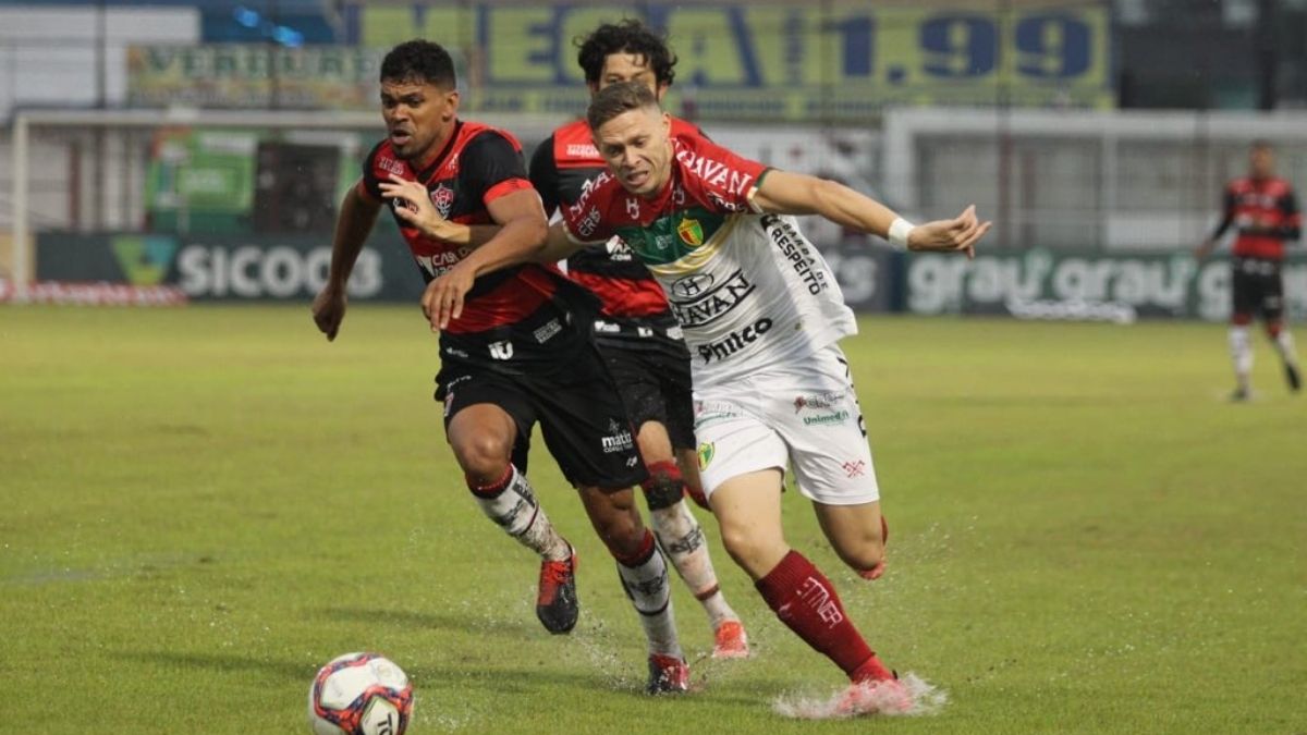 Campo encharcado prejudica jogo e Vitória empata sem gols com Brusque
