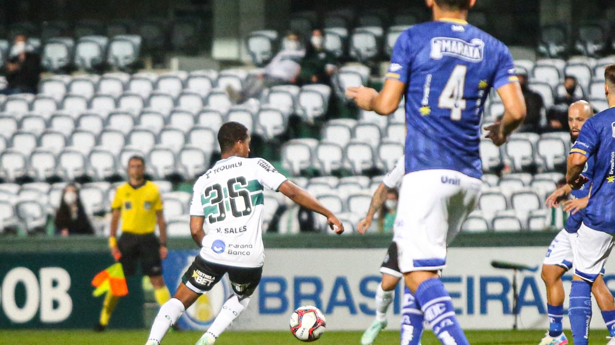 Confiança sai na frente, cede empate ao Coritiba no fim, mas traz ponto importante