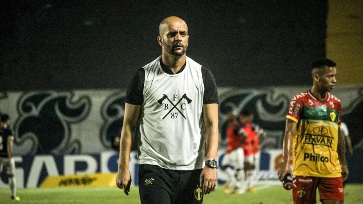Antes de enfrentar Vitória, Brusque anuncia saída de treinador Jerson Testoni