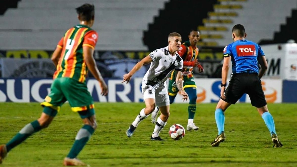 Em jogo de duas viradas, Ponte vence Sampaio em Campinas com dois gols de falta