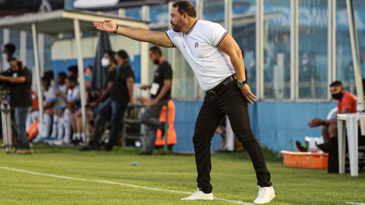 Técnico diz que arbitragem ‘tirou’ oito pontos do Santa Cruz na Série C e vê luta até o fim