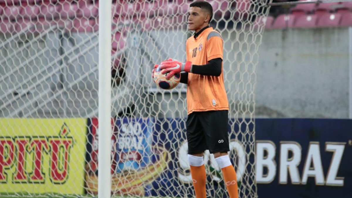 Santa rescinde com Rokenedy, negocia direitos e goleiro acerta em definitivo com São Paulo