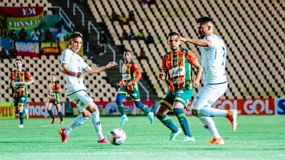 Com um a mais, Sampaio Corrêa cede gol nos minutos finais e fica no empate com o Remo