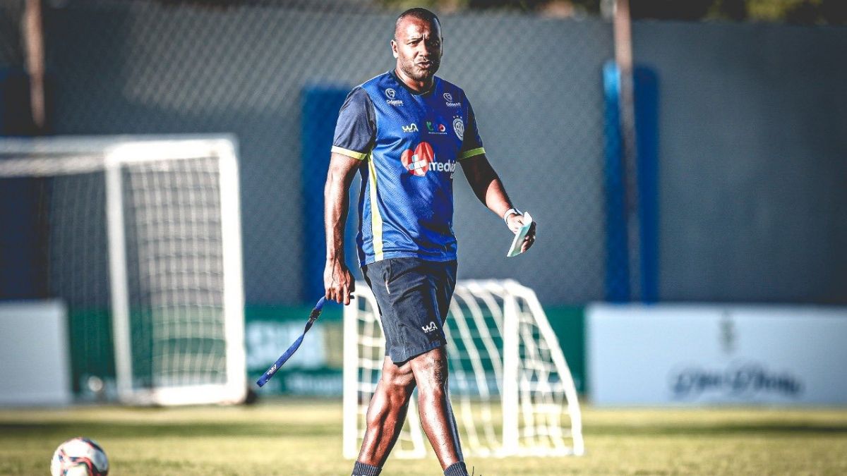 Confiança desliga auxiliar Zé Carlos Leal, que comandou o clube em seis rodadas da Série B