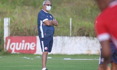 Sinto vergonha. Time meu não toma gol assim, diz Hélio sobre falhas do  Náutico na bola parada - NE45