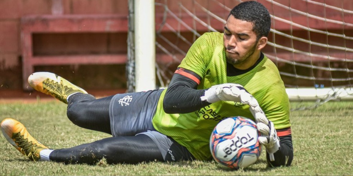 Substituído com dores, Lucas Arcanjo passará por reavaliação no Vitória