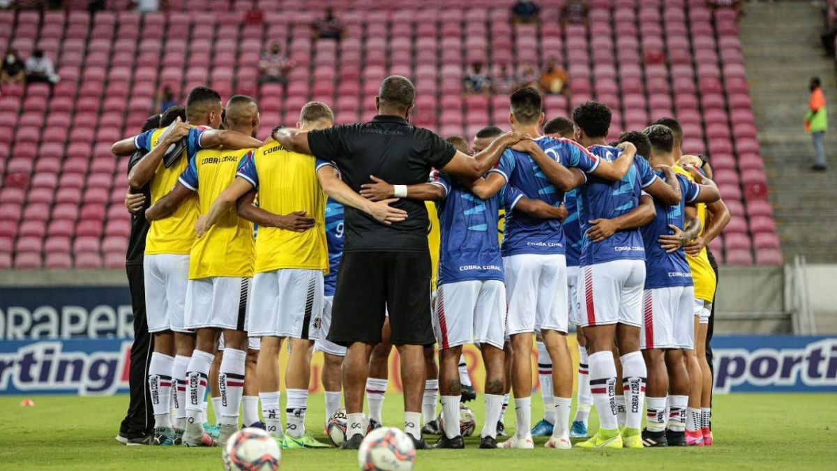 Árbitro relata em súmula arremesso de objetos e invasão do campo da torcida do Santa
