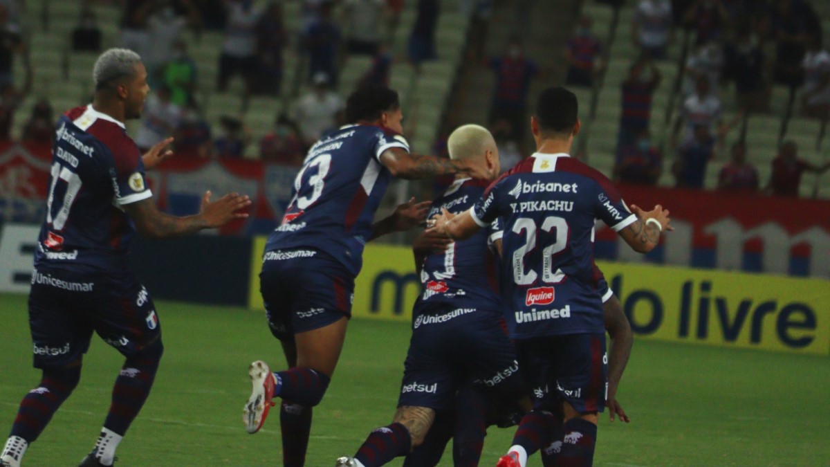 Fortaleza amassa Athletico no Castelão e assume vice-liderança da Série A