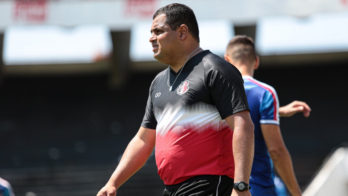 Reestreando no Santa, Leston foca em trabalho psicológico para ter time forte contra Floresta