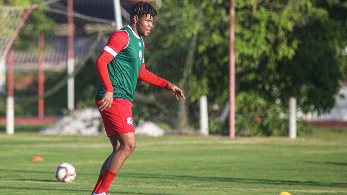 Apresentado após dois jogos, Matheus Jesus agradece oportunidade no Náutico