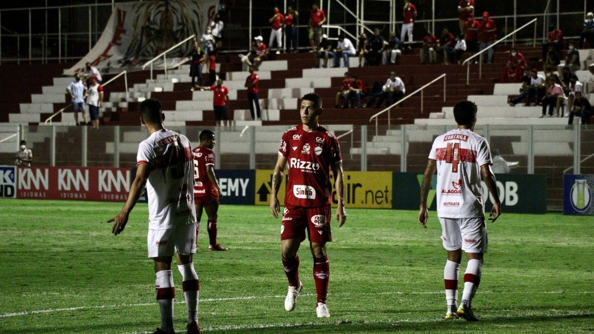 Jogando mal e com um a menos, CRB vê Vila Nova parar em Diogo Silva e fica no 0 a 0