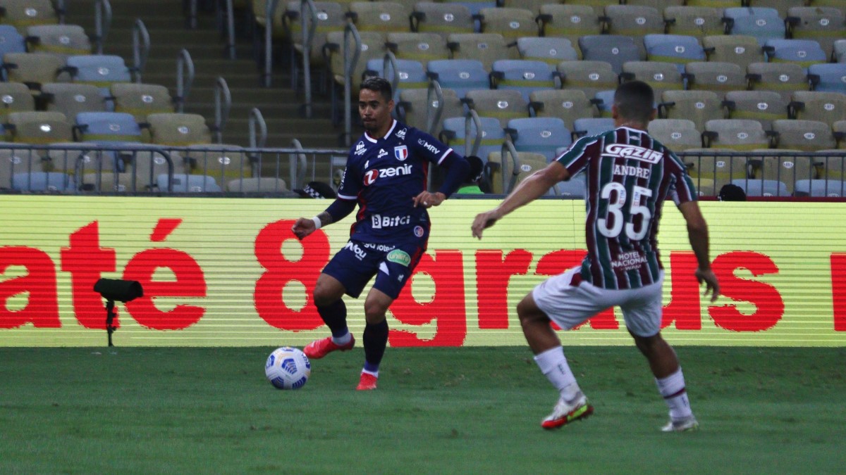 Bola parada funciona novamente e Fortaleza bate Fluminense no Maracanã
